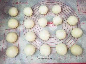 发酵好的面团轻拍排气，称重后分成均等的19个小剂子并滚圆，盖上保鲜膜松弛15分钟，每个面团大约50克左右。