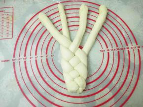 按以上步骤继续编，直至末端，捏紧收口。