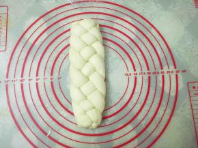 将面团倒过来，编法同上，捏紧收口。