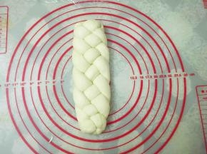 将面团倒过来，编法同上，捏紧收口。