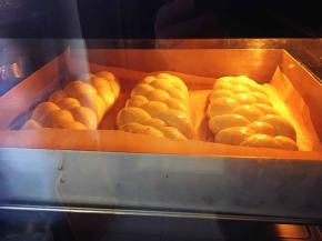 放入提前预热至180度的烤箱中下层，上下火烘烤18分钟左右。