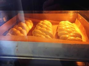 放入提前预热至180度的烤箱中下层，上下火烘烤18分钟左右。