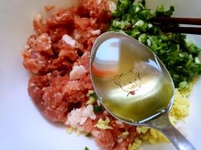 猪肉和大葱生姜一起放入碗中，放入玉米油
