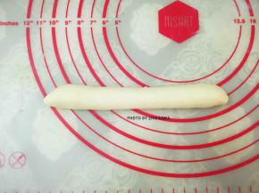 自上而下卷成条。