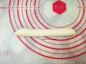 自上而下卷成条。