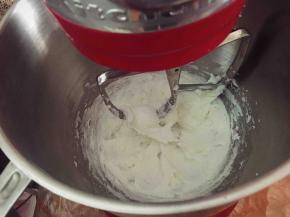 启动厨师机，将油,糖充分融合在一起。