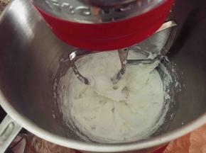 启动厨师机，将油,糖充分融合在一起。