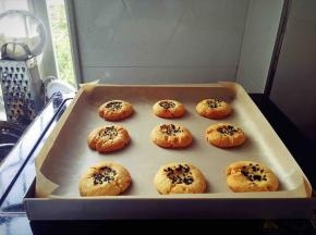 出炉后静置片刻，等桃酥凉了再取出，热的时候是软的，一捏容易碎。