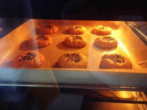 烤箱预热至180度，上下火烘烤15-20分钟。