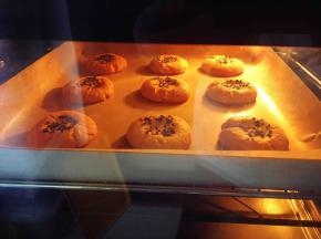 烤箱预热至180度，上下火烘烤15-20分钟。