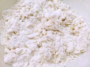 面粉加200克水搅拌成棉絮状