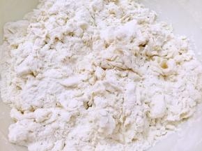 面粉加200克水搅拌成棉絮状