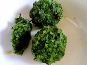 芹菜剁碎，轻轻的攥干水分