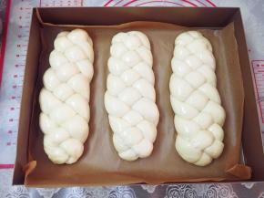 放在温度35度湿度75%的环境下，发酵至两倍大，刷上薄薄的一层蛋液。