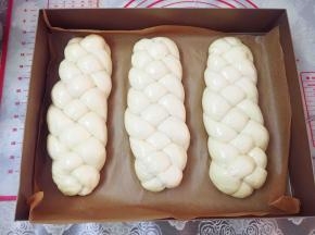 放在温度35度湿度75%的环境下，发酵至两倍大，刷上薄薄的一层蛋液。