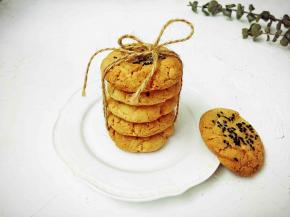 父子俩早已望眼欲穿，等着美味酥松的桃酥开吃了！