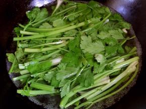 锅内烧开水放入洗净的芹菜，烫一分钟捞出
