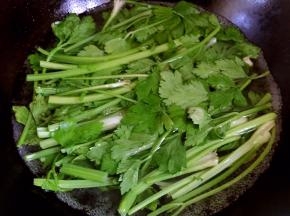 锅内烧开水放入洗净的芹菜，烫一分钟捞出