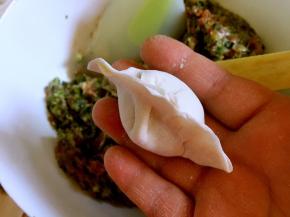 面皮上放馅料捏成饺子