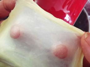 用手撑开面团能拉出透明薄膜的状态。