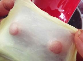 用手撑开面团能拉出透明薄膜的状态。