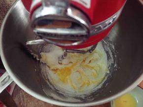 分三次加入蛋液，搅拌均匀。