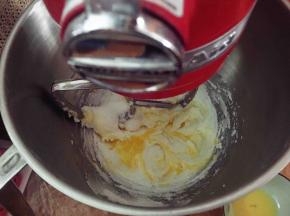 分三次加入蛋液，搅拌均匀。