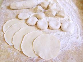 醒好的面团搓成长条，揪成小剂子，压扁，擀成中间厚边缘薄的面皮