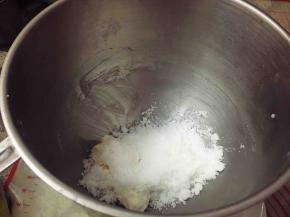 将软化好的猪油和绵白糖放入和面桶里，猪油是提前从冰箱冷藏室取出的。