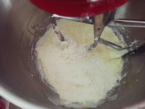 接着加入低筋粉、泡打粉、小苏打粉的混合粉。