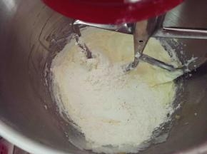 接着加入低筋粉、泡打粉、小苏打粉的混合粉。