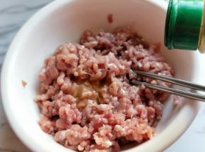 将肉糜放入器具中。加入十三香。