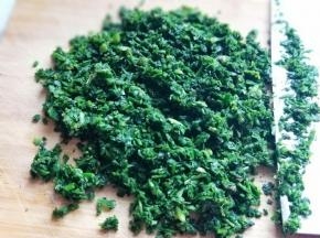 荠菜洗干净后焯水，再切碎。