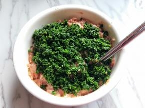 将切碎的荠菜放入调味好的肉馅中。