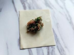 取一张馄饨皮，放入馅料。
