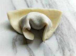 之后将两个小角捏紧即可。如图
