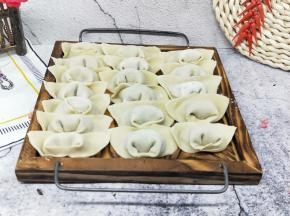 依次包好的馄饨。