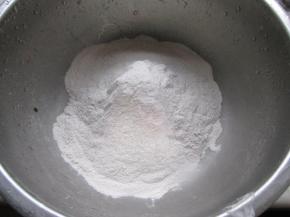 把糯高粱粉放到盆里。