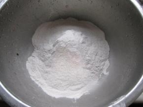 把糯高粱粉放到盆里。