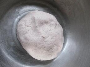 加水和成面团。