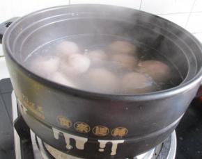锅里加水，烧到快开锅时放入汤圆，小火慢慢煮熟，浮起。