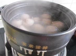 锅里加水，烧到快开锅时放入汤圆，小火慢慢煮熟，浮起。