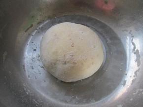 各种材料加到一起，如果不能成团，再加一些开水烫一下面，再揉成团，静置一会。