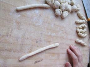 揉匀，揪成小剂子，搓成长条。