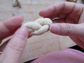 折过来从头上穿过去。