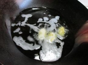 锅里放入花生油，烧到7成热，下入麻花炸制。