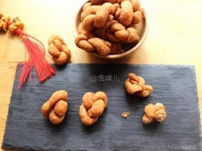 等凉透后再小火复炸一次到金黄的即可。