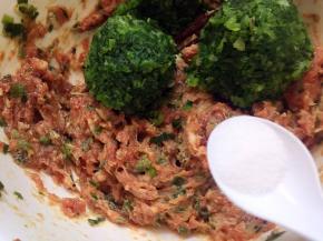 放入芹菜碎，放盐