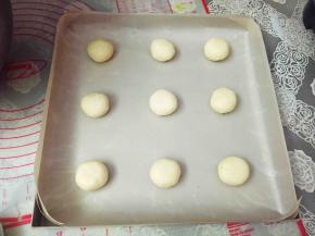 放入烤盘中，隔开一定的距离，桃酥在烤的时候会膨胀，如果距离太近，烤出的成品会粘在一起，影响美观。