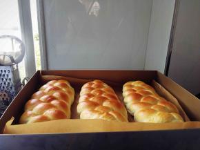 烤至色泽金黄即可出炉，放在烤网上晾凉后密封保存或者冷冻保存。